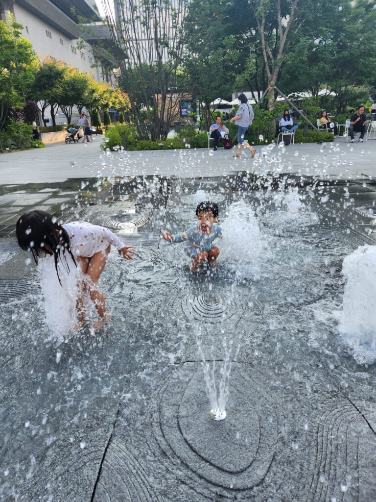 Photo of children playing at Gwanghwamun Square